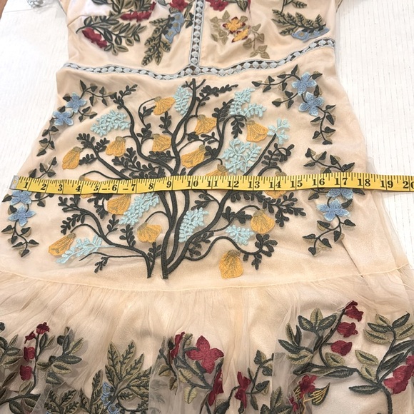 NWOT Cream Embroidered Anthropologie Style Dress Size Medium - Picture 10 of 10